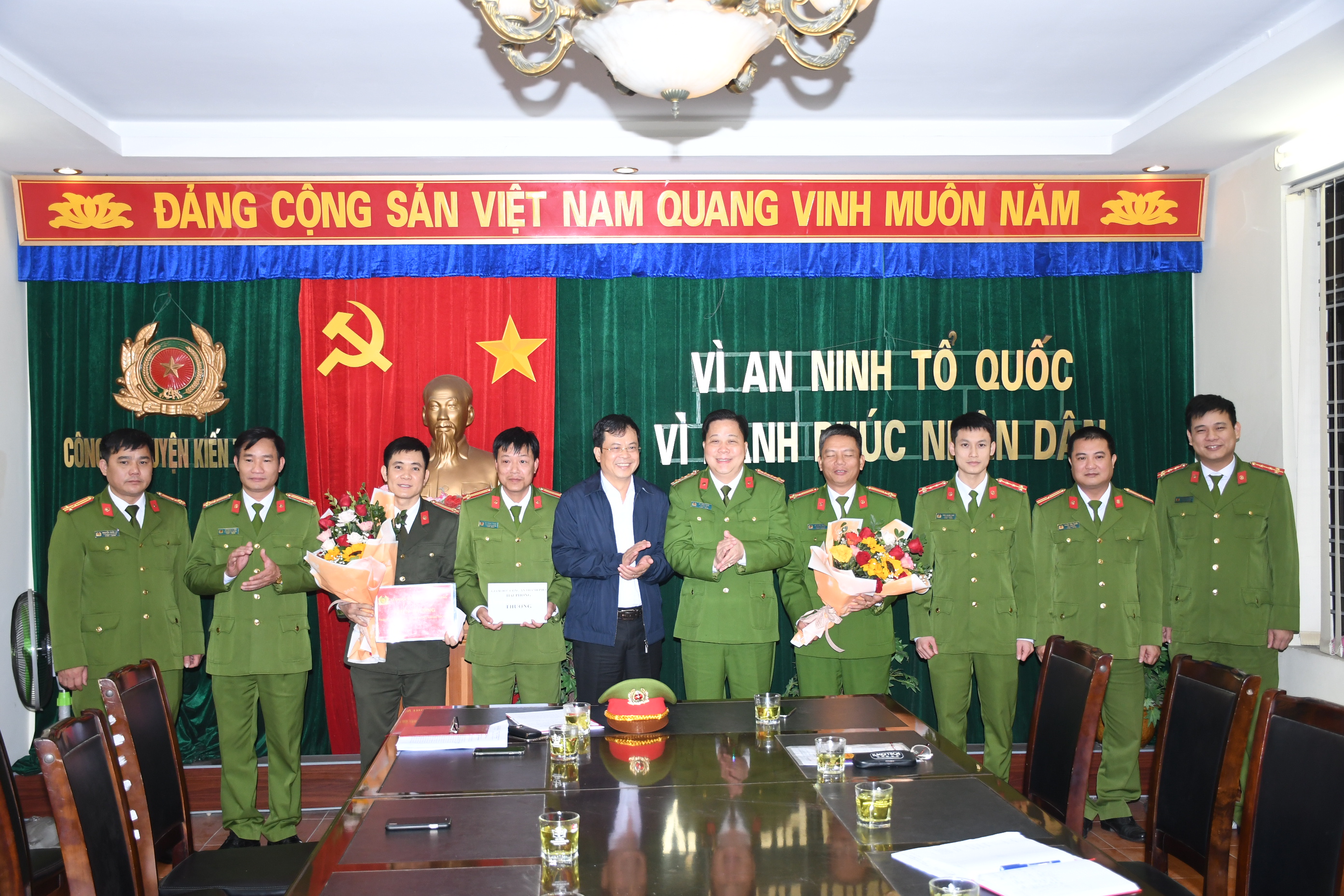 Khen thưởng Công an huyện Kiến Thụy thu giữ 30kg pháo nổ